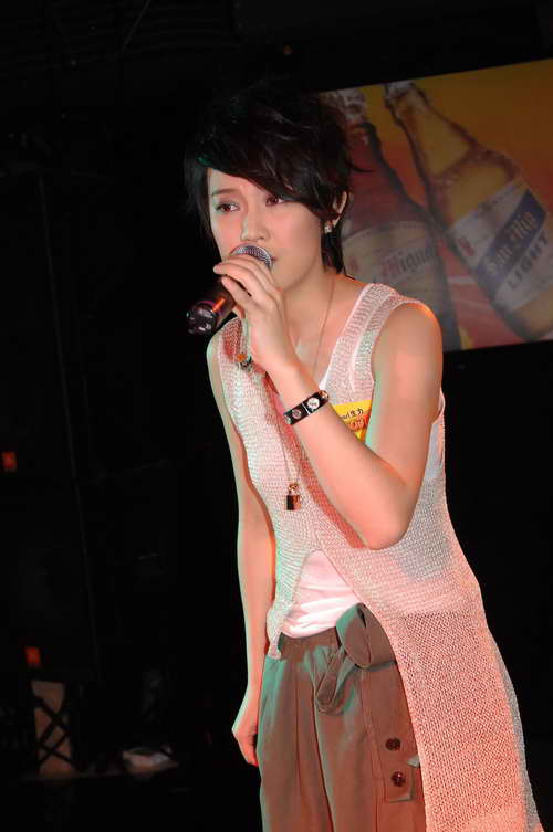 刘力扬炎亚纶同台引轰动 歌迷合唱"眼泪笑了"