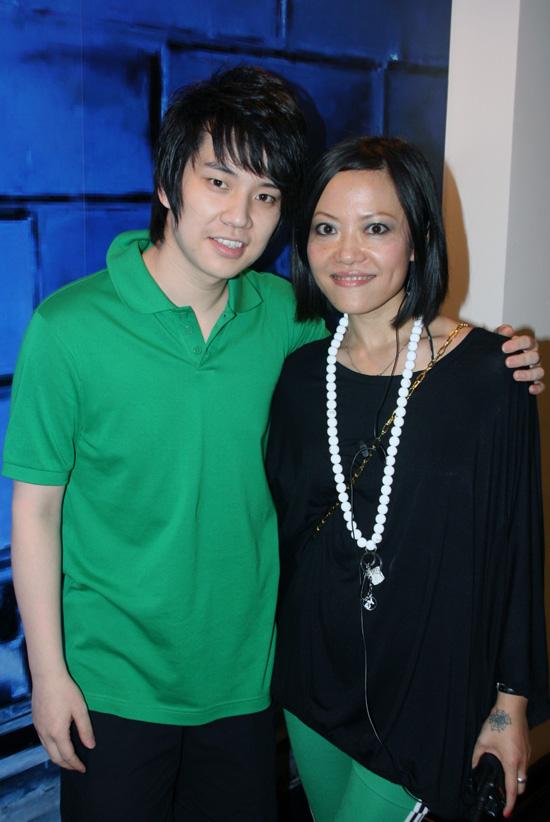 黄鑫现身时尚派对聚会 偶像魅力获设计师喜爱