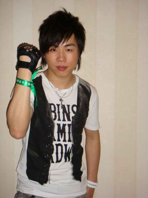 刚刚从台湾做了一连串新专辑的宣传之后回到内地,小天王胡彦斌现身