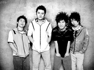 石醒宇(左二)的气质和乐队其他成员有很大不同