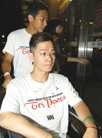 叁劈成员被麻吉艺人打伤后被送往医院治疗