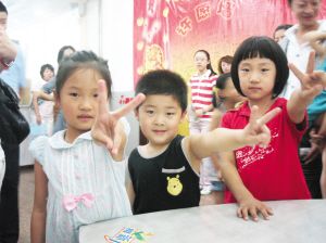 现场报名的小朋友