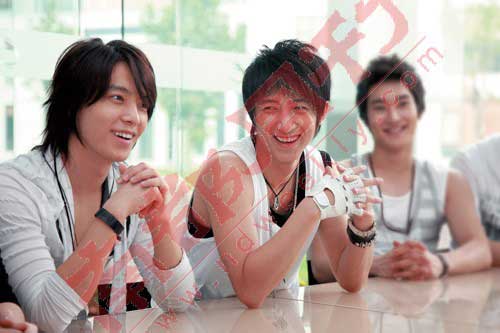 韩庚只身前往韩国接受培训，又带领着他的异国伙伴回到中国，迅速在娱乐圈走红。这种“奋斗”经历为他赢来了众多粉丝的狂热拥护，也让他成为85后群体心目中的偶像。