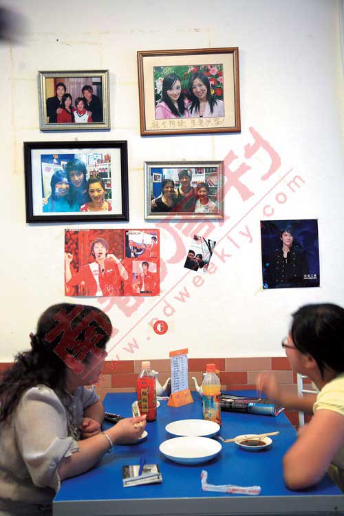 店面墙壁上挂满韩庚与妈妈的照片，还有庚妈与李小璐的合影。