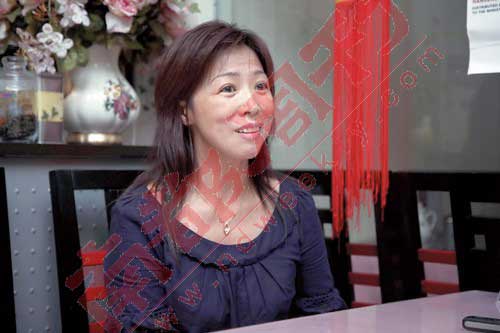 曾经蓬着头发在厨房里包饺子的庚妈，现在变成了漂亮的星妈。