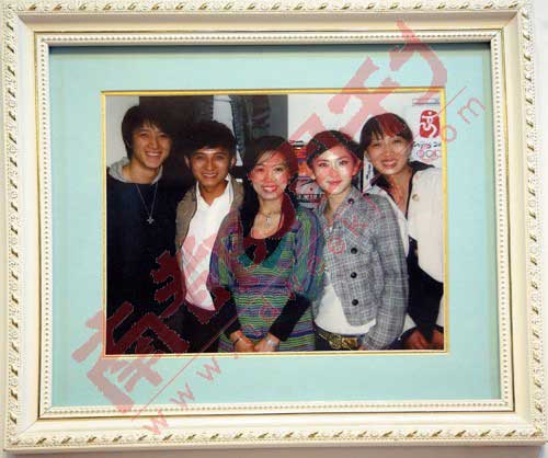 新店挂满了庚妈与韩庚圈内好友的合影，包括了谢娜、李维嘉等。