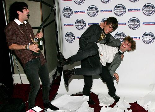 去年Klaxons获奖后得意忘形