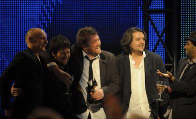 Elbow乐队成员带着一脸错愕的表情上台领奖