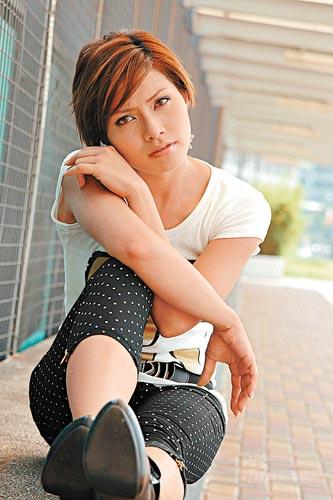 可岚放弃公关工作，全程投入演艺圈，希望能影、视、歌三栖发展