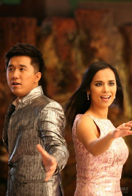 师鹏与韦唯合拍《超越》MV