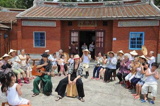 跟乡亲们在一起