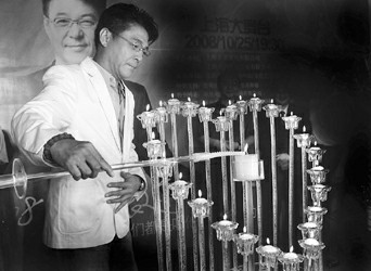 姜育恒点燃爱心蜡烛