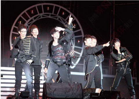 作为特别嘉宾的风云帮，此次正式登上万人演唱会的舞台，一开场他们就用自己精彩的表演征服了现场观众