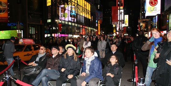 伯恩斯坦女儿杰米(左三)观看时代广场播出的纪录片