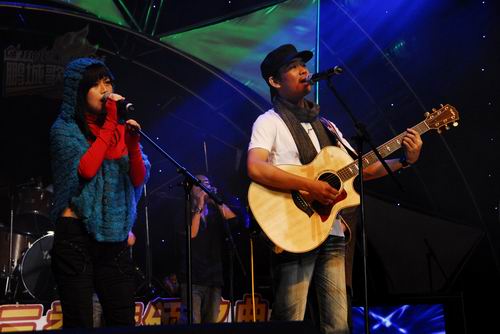 与非门乐队蒋凡(左)献唱