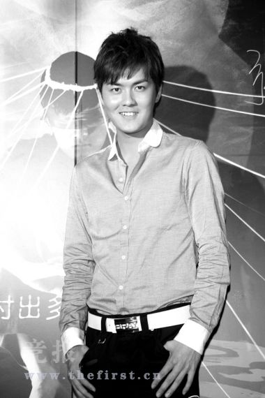 吴克群推新专辑 自曝与周杰伦打球"比帅"(图)