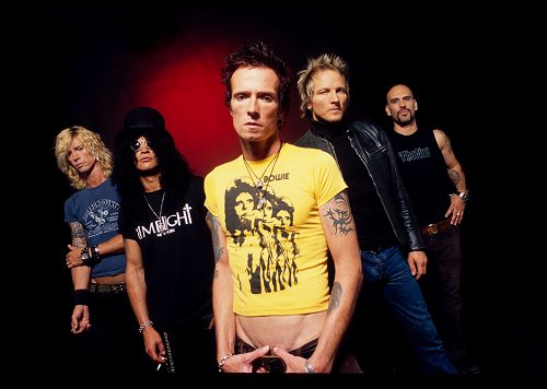 2002年，Slash(左二)拉枪花前队友Duff McKagan(左一)和一帮好友组成了Velvet Revolver乐队