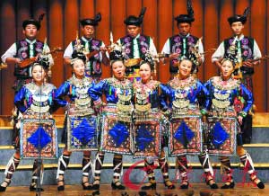 来自贵州的少数民族合唱团昨日在星海国际合唱节上表演。 记者黎旭阳摄