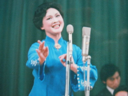 李谷一早年的演出现场，布置严肃，打扮民族