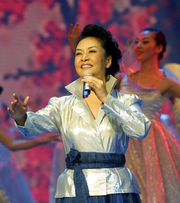 彭丽媛青歌赛“毕业”后，不但成为春晚常客，而且多次压轴