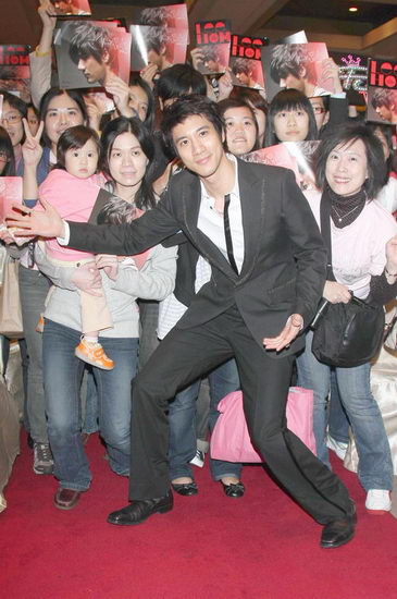 王力宏与歌迷合影