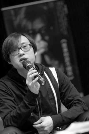 昨天,林夕携新著《原来你非不快乐》来到上海交大讲座,前来听讲的年轻