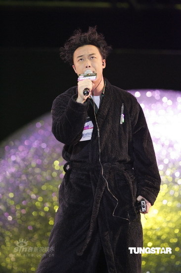 陈奕迅穿睡衣就来了，大哥一般都这样