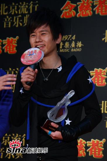 中歌榜典礼后台--张杰得奖笑得合不拢嘴