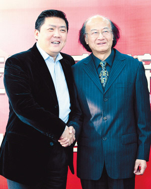 指挥家余隆(左)和陈燮阳昨在一起 本报记者 郭新洋 摄