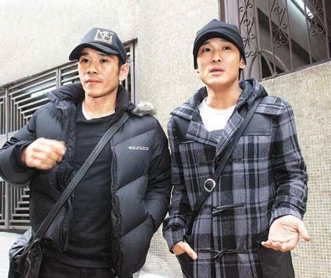 杜德伟（右）与杜德智在家楼下受访时表情哀伤，透露两人将在母亲故居守夜