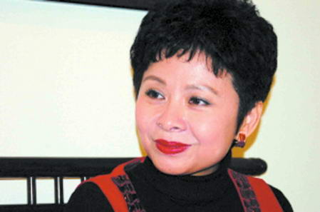 二月七日晚，由中国国务院侨办等主办的“文化中国·四海同春”洛杉矶文艺晚会，在帕萨迪纳市立剧院举行。沉寂已久的董文华演唱“春天的故事”、“今天是你的生日”、“十五的月亮”等曾经在上世纪八九十年代红遍中国大江南北的经典歌曲。中新社发 张炜 摄