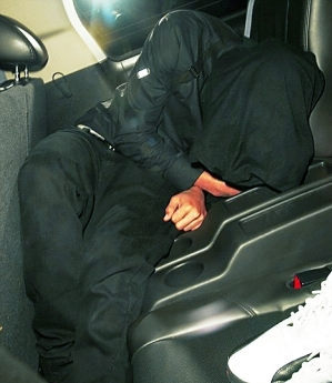 克里斯-布朗去警局接受调查时用黑布蒙头