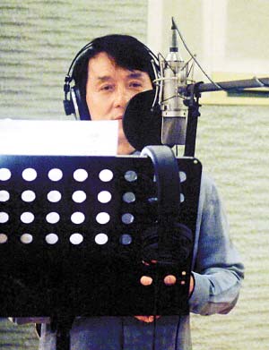 ２月１４日，成龙在录音室录制歌曲。当日，成龙、刘媛媛在北京录制歌曲《国家》。这是一首由王平久作词、金培达作曲的国庆献礼歌曲。　　新华社／图