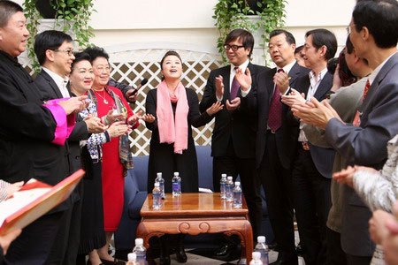 3月5日下午，15位全国政协委员汇聚在贵宾楼一同学唱爱国歌曲《国家》