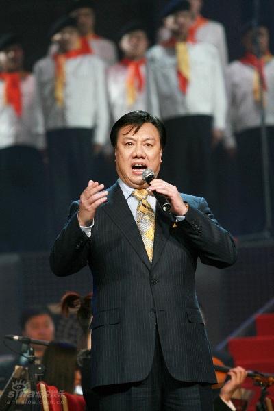 09年1月5日晚，中国电视剧飞天奖获奖作品音乐会在人民大会堂隆重上演。图为军旅歌手刘斌激情演唱。