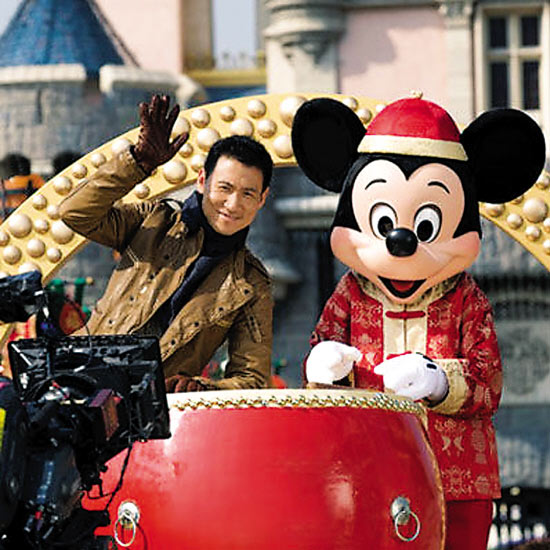 张学友为他代言的香港迪士尼拍宣传片，并在迪士尼乐园里拍宣传片主题曲《寻福》的MV