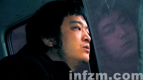 何勇的精神状况极不稳定，长期服药，时不时仍需要入院就医，前一年他总共只有三场演出，何勇有时候会想找滚石要点钱：“这么多年唱片一直卖着，彩铃什么的，一分也没给过。”　图/盛志民