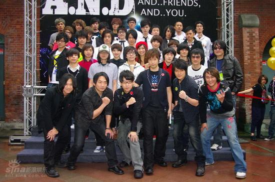 “五月天”呼朋唤友合影