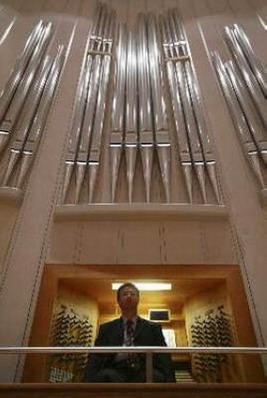 东艺音乐厅墙面上的管风琴音管