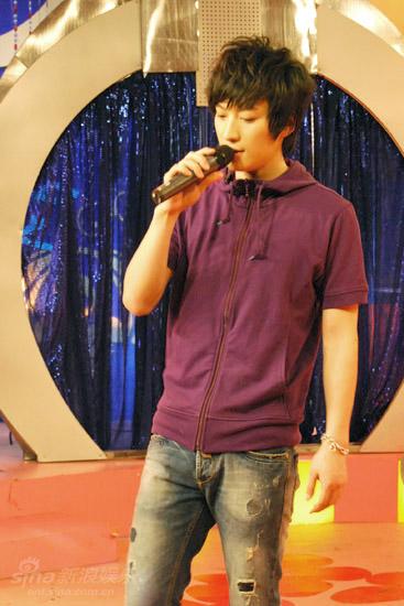 乔任梁做客节目宣传新书 大方模仿小沈阳(图)