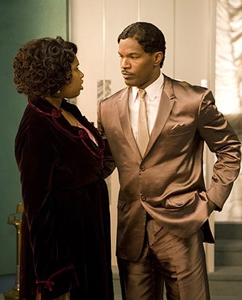 Jamie Foxx(右)在《梦女郎》中扮演的角色即现实中的Berry Gordy