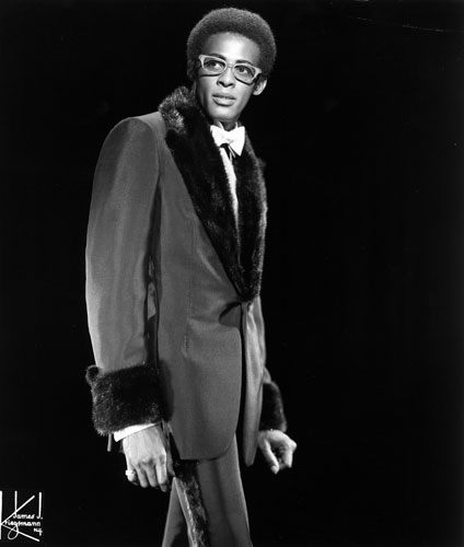 离开The Temptations组合后的David Ruffin，这副打扮令人印象深刻。