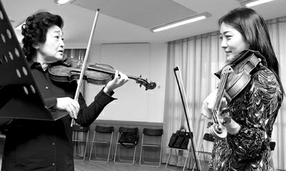 日本小提琴家诹访内晶子（右）与俞丽拿教授交流演奏技艺