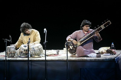 表演者穿着印度服饰，赤足盘腿而坐，手指和掌心在鼓面上快速跳跃成一片幻影。 早报记者 高剑平