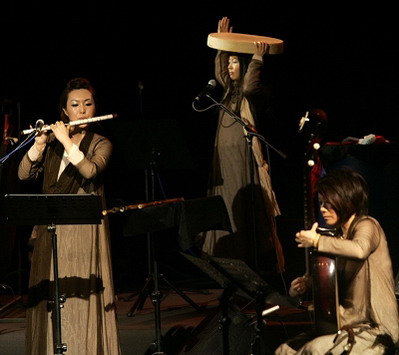 阿秘厘的音乐如他们身着的朴素而飘逸的长袍一般，有着悠远的泥土芳香