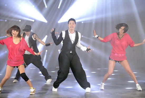 标题:【新闻】潘玮柏砸重金赴韩拍mv 带伤跳舞累到快虚脱(图)