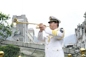 王强在映秀镇吹奏小号《思念曲》图TP