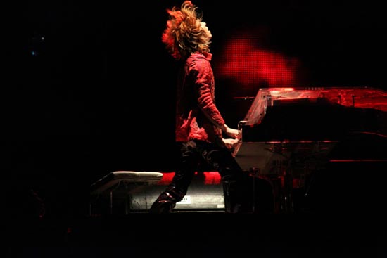 x japan台湾成功开唱 队长yoshiki穿婚纱(图)