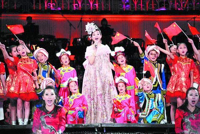 宋祖英和来自四川地震灾区的羌族孩子们一起演唱《爱我中华》