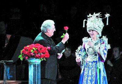 多明戈在表演中向宋祖英献花。均为新华社发